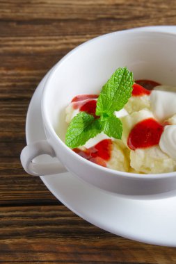 Healthe kahvaltı - ekşi krema ve çilek reçeli ile tembel köfte