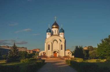 Minsk, Beyaz Rusya, Jujy 3, 2014 - Ortodoks Kilisesi günbatımı ışıklarda, görüntülemek İsa'nın Diriliş Kilisesi bucak