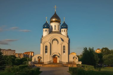 Minsk, Beyaz Rusya, Jujy 3, 2014 - Ortodoks Kilisesi günbatımı ışıklarda, görüntülemek İsa'nın Diriliş Kilisesi bucak