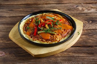 Kırmızı biber ve kabak ile omlet. Kırsal kahvaltı.