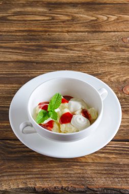 Healthe kahvaltı - ekşi krema ve çilek reçeli ile tembel köfte