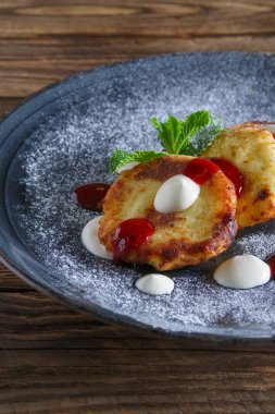 Ekşi krema ve çilek reçeli eşliğinde peynirli gözleme