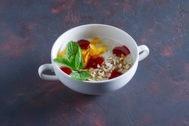 Sağlıklı kahvaltı - yulaf ezmesi kuru kayısı, badem ve çilek reçeli