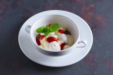 Healthe kahvaltı - ekşi krema ve çilek reçeli ile tembel köfte