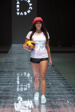 25 Ekim 2018, Minsk Beyaz Rusya - Beyaz Rusya olimpic şampiyonları-Darya Domracheva tarafından spor giysi moda koleksiyonu