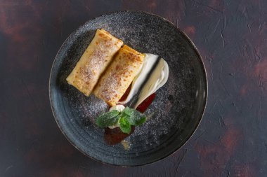 Lor ve ekşi krema ile ince krep