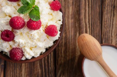 Süt ve süt ürünleri: süt, süzme peynir, ahududu ve nane. Alan arka plan kopyalama