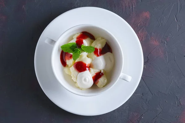 Saludar el desayuno - albóndigas perezosas con crema agria y mermelada de fresa —  Fotos de Stock