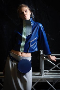 Modaya uygun kıyafeti - geniş kız büyük boy deri ceket ve etek bel çantası