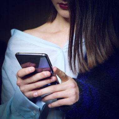 Smartphone vasıl seyir ve yem swiping tanınmaz kız
