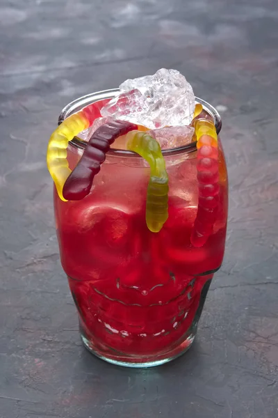 Cocktail För Barn Strawberry Drink Med Mångfärgade Tugga Marmelad Maskar — Stockfoto