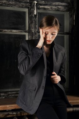 Baş ağrısı, kazadan sonra hayal kırıklığı olan kız. Şaşkınlık ve hayal kırıklığı.