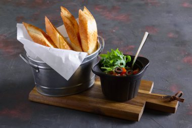 Domates, zeytin, roka ve peynir ile kızarmış tost