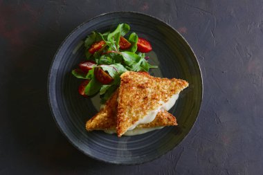 Club sandviç içinde erimiş peynirli domates kiraz ve salata ile servis
