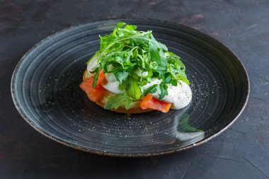 Sandviç somon, sos ve roka ile