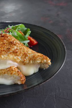 Club sandviç içinde erimiş peynirli domates kiraz ve salata ile servis