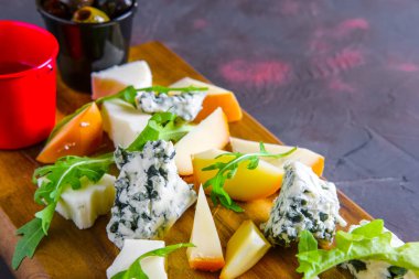 Bal ve siyah ve sarı zeytin peynir tabağı