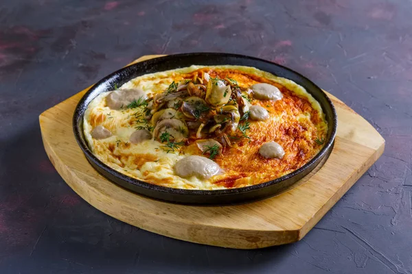 Omelette végétarienne aux champignons en fonte — Photo