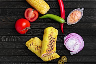 Baharatlı biber Meksikalı börek. Tavuk, Mısır, salata, domates, soğan ve jalapeno silindir mini değirmenler