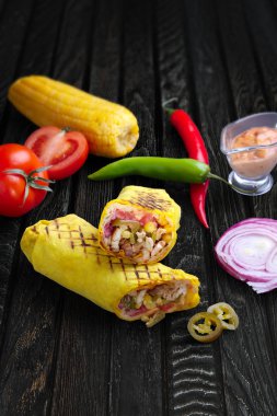 Baharatlı biber Meksikalı börek. Tavuk, Mısır, salata, domates, soğan ve jalapeno silindir mini değirmenler