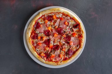 Jambonlu ve mantarlı pizza.