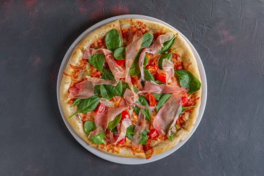 Jamon, ıspanak, pazı ve Mantarlı Pizza