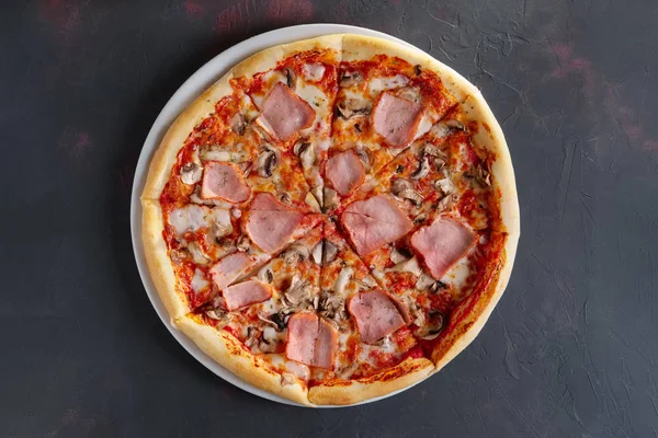 Pizza Szynką Grzybami — Zdjęcie stockowe