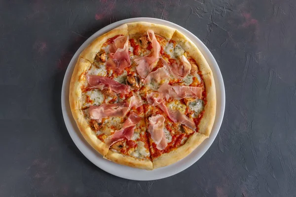 Pizza Jamon Kukurydzą Pieczarkami — Zdjęcie stockowe