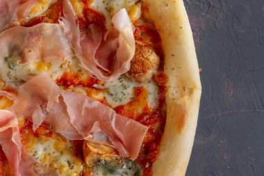 Jamon, Mısır ve Mantarlı Pizza