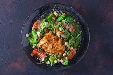 Kızarmış hindi fileto roka, pazı, Mısır salata ile rendelenmiş peynir ve ekmek çiplerle serpilir