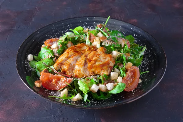 Filetto Tacchino Fritto Con Rucola Bietola Insalata Mais Cosparsa Formaggio — Foto Stock