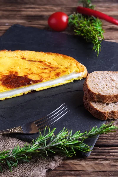 Sağlıklı kahvaltı - buğday ekmeği ve taze domatesli kırsal omlet