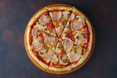 Champignon, jambon ve sosis ile pizza üst görünümü
