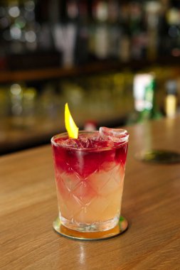 New york ekşi kokteylde bar sayacı. (yumuşak odak zayıf aydınlatma koşullarında, çekilen fotoğraf içeren biraz gürültü)