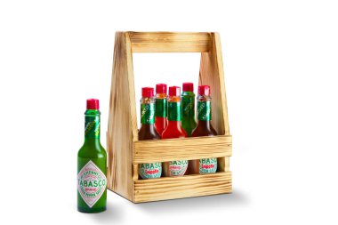 18 Ocak 2019, Minsk, Beyaz Rusya - ahşap kutu set Tabasco sos ile