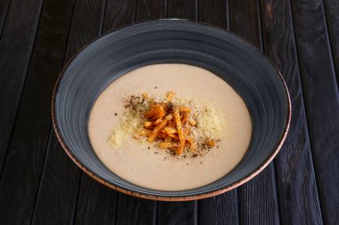 Mantar çorbası püresi ile pastırma pul 
