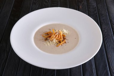 Mantar çorbası püresi ile pastırma pul 