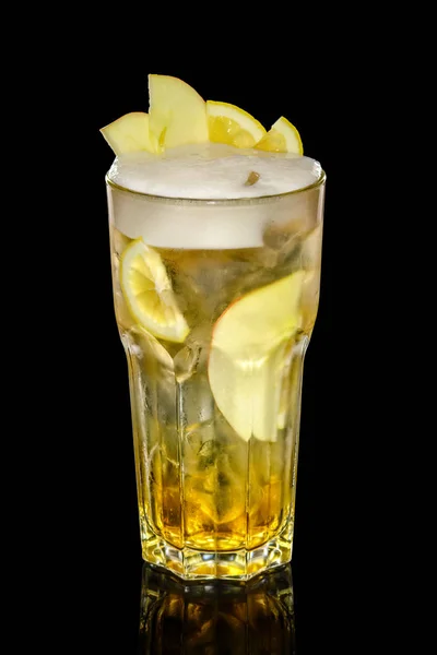 ビール カルバドス レモンとリンゴのスライスで飾られたアイスキューブとリンゴのシリプとカクテル — ストック写真