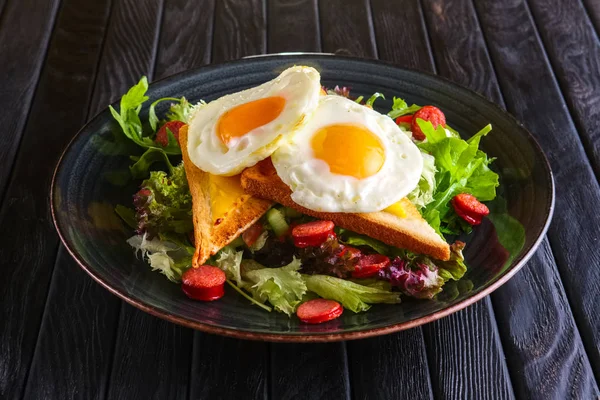 Spiegeleier Mit Toast Geschmolzenem Käse Und Salatblättern — Stockfoto