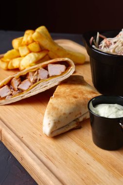 Quesadilla kızarmış patates, beyaz ve kırmızı lahana ve sarımsak sosu salatası ile