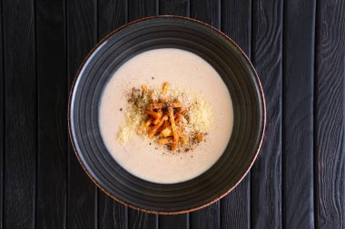 Mantar çorbası püresi ile pastırma pul 