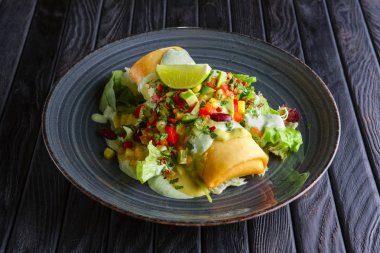 Burito Mısır, fasulye, çan ve biber biber, salatalık ve soğan ile