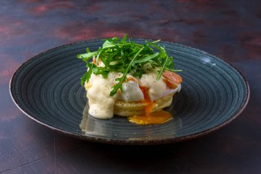 Haşlanmış yumurta, somon füme ve peynirli sandviçle roka ile dekore edilmiştir.