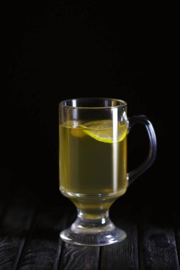 Limonlu çay ahşap masa üzerinde cam düşük anahtar fotoğraf