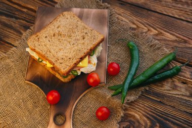 Köy sandviçi: Çavdar ekmeği, jambon, peynir, domates ve barbekü soslu kırmızı biber