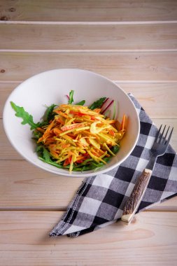 Taze salata havuç, yengeç eti, elma, armut, mayonezli dolmalık biber ile