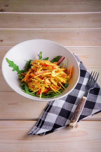 Taze salata havuç, yengeç eti, elma, armut, mayonezli dolmalık biber ile