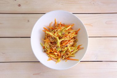 Salata havuç, lahana, kırmızı biber ve ceviz