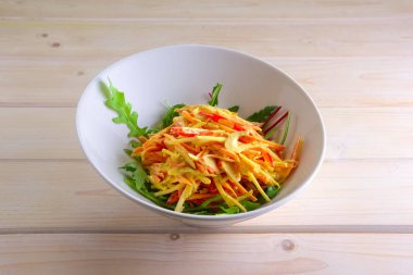 Bahar salatası elma, havuç, yengeç eti, biber ve hardal sosu ile