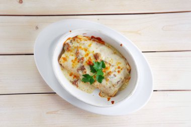 Haddelenmiş krep peynir tepesi ile fırında pişmiş jambon ile